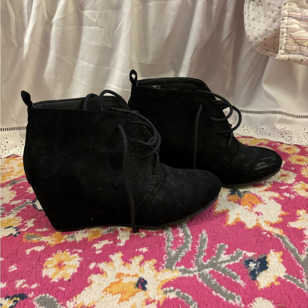 Women’s black booties size 6 and 1/2